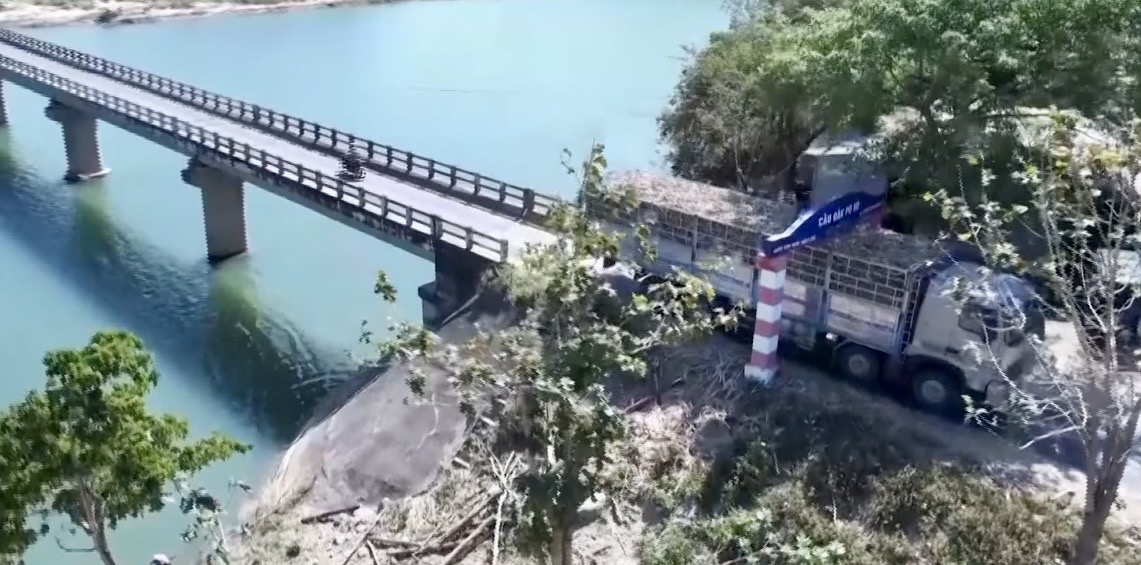 Cầu Đăk Pơ Kơ được xây dựng từ năm 2001 đã xuống cấp, tải trọng thấp, không đáp ứng nhu cầu vận tải