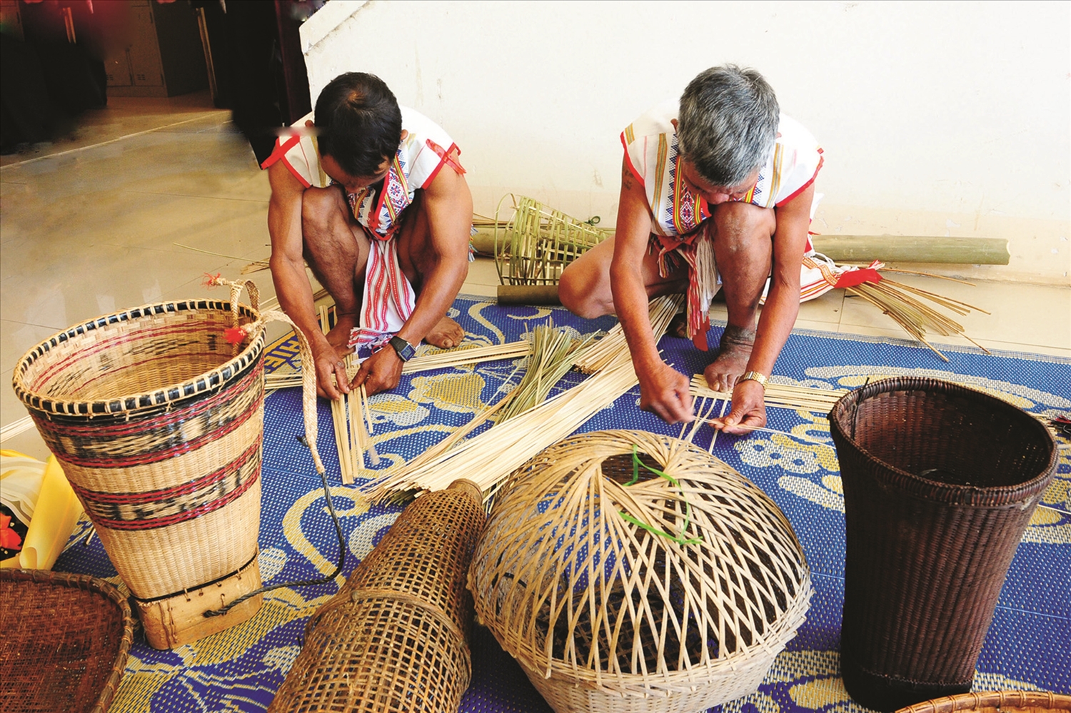 Nghề đan lát được đồng bào Rơ Măm làm hoàn toàn thủ công, tạo ra nhiều sản phẩm gùi, rổ, rá, lồng chim... phục vụ đời sống sinh hoạt của người dân