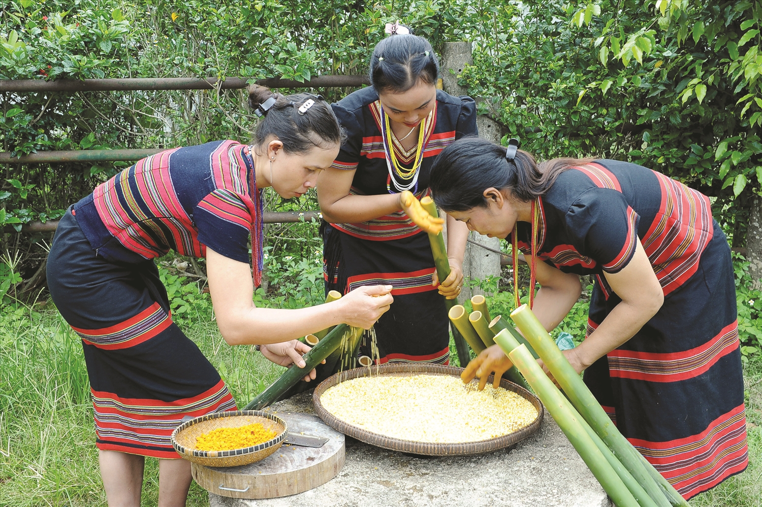 Phụ nữ dân tộc Brâu, xã Bờ Y nấu cơm lam cho lễ hội truyền thống của làng