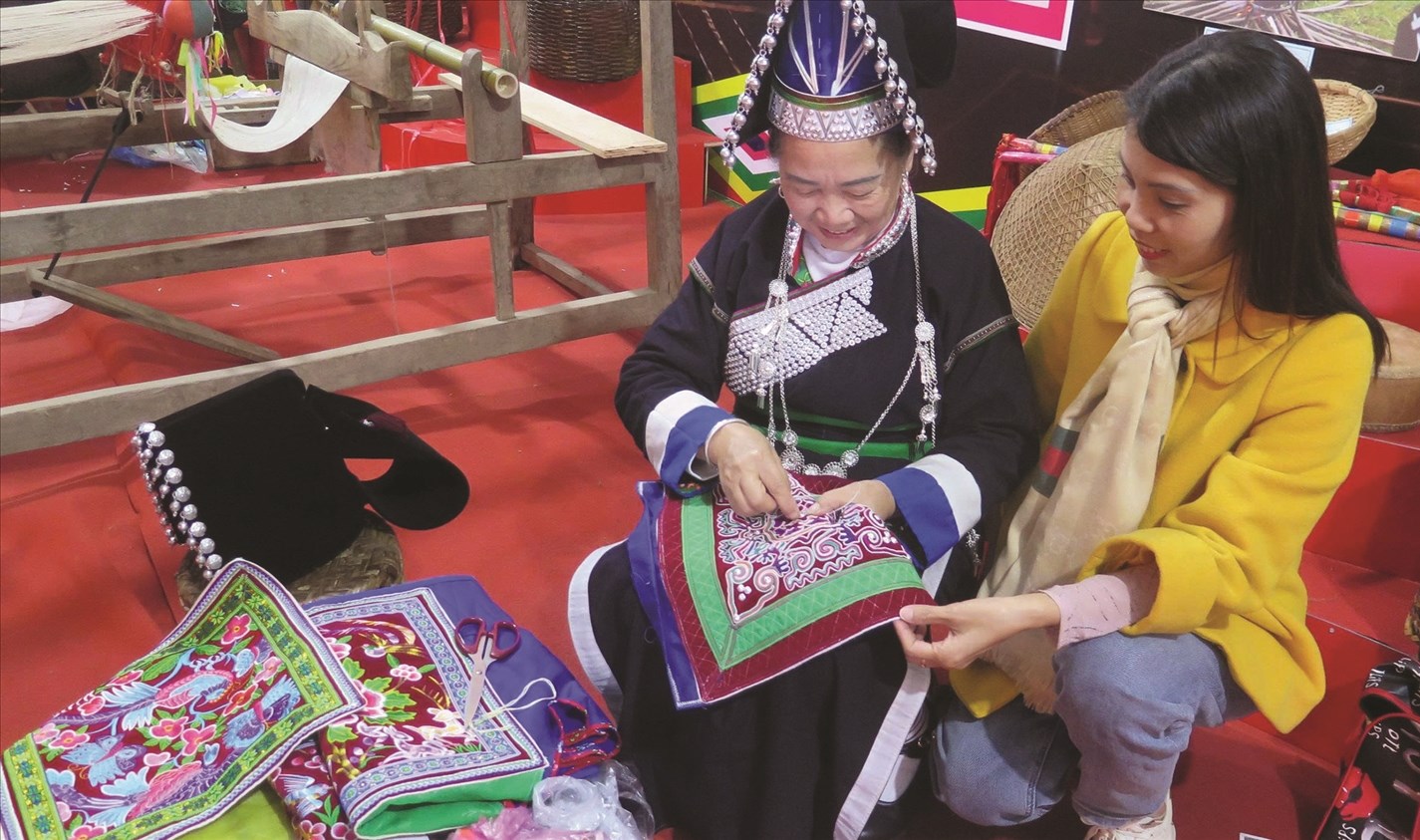 Bà Dín trình diễn các kỹ thuật làm trang phục người Pa Dí tại sự kiện Festival sông Hồng - Lào Cai 2025