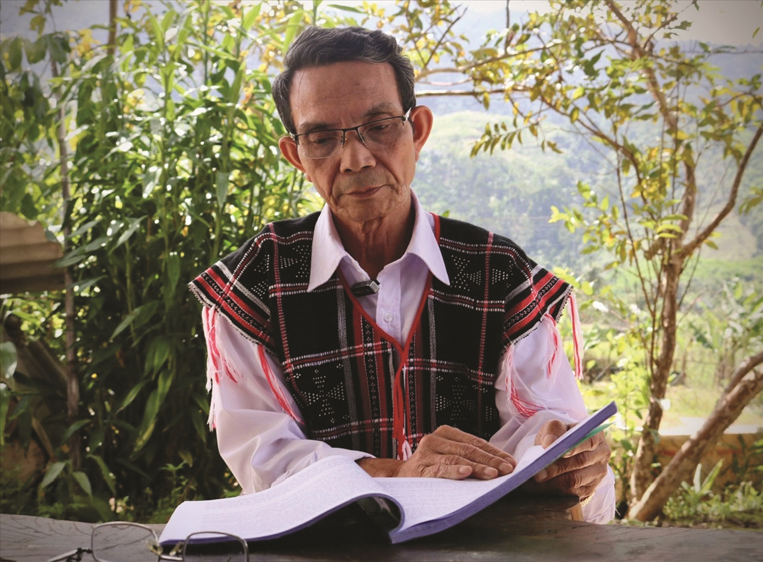 Già Mạc Văn Min luôn trăn trở bảo tồn nói lý, hát lý của người Cơ Tu