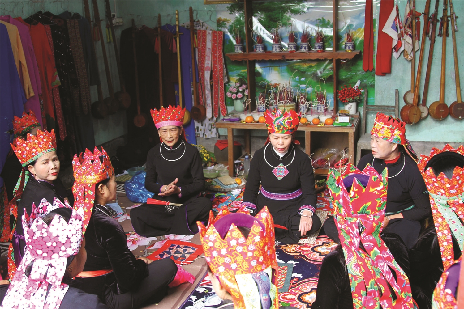 Bà then làm nghi lễ nhận con tràng