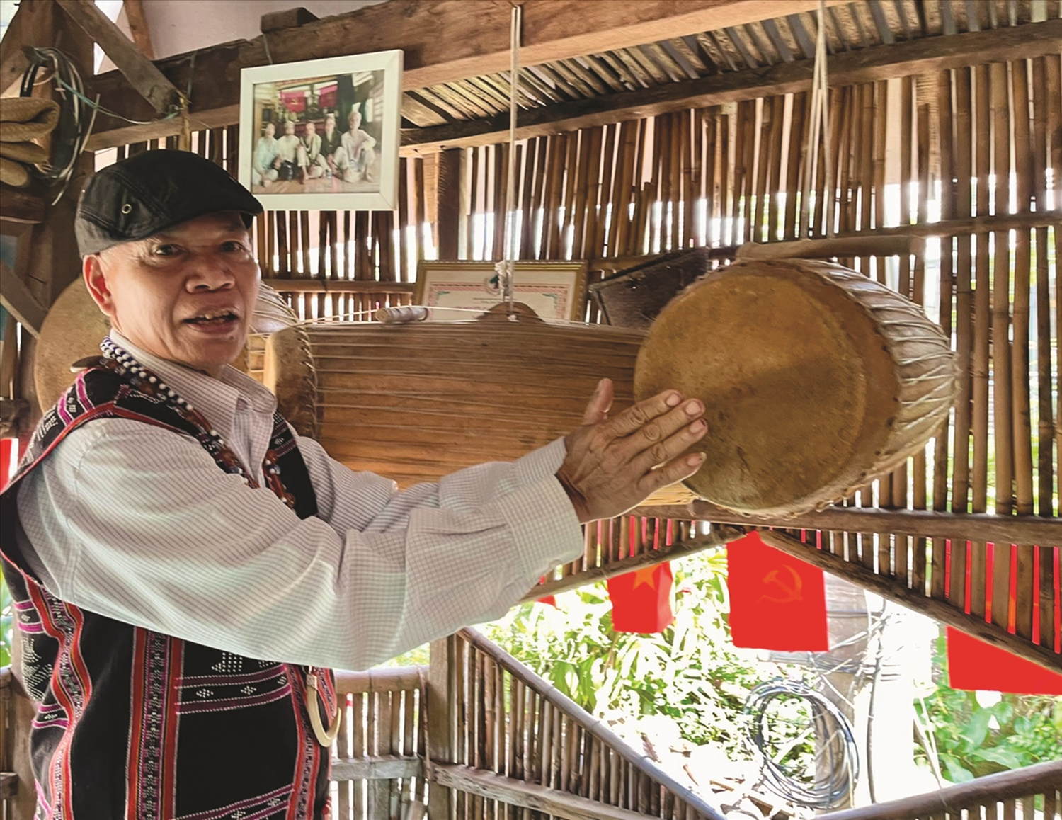  Người có uy tín Đinh Văn Nghĩa giới thiệu về trống của người Cơ Tu