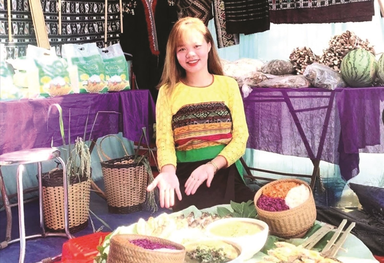 Chị Lò Thị Cúc, người Thái ở xã Quang Chiểu giới thiệu ẩm thực vùng biên trong một buổi trải nghiệm văn hóa địa phương