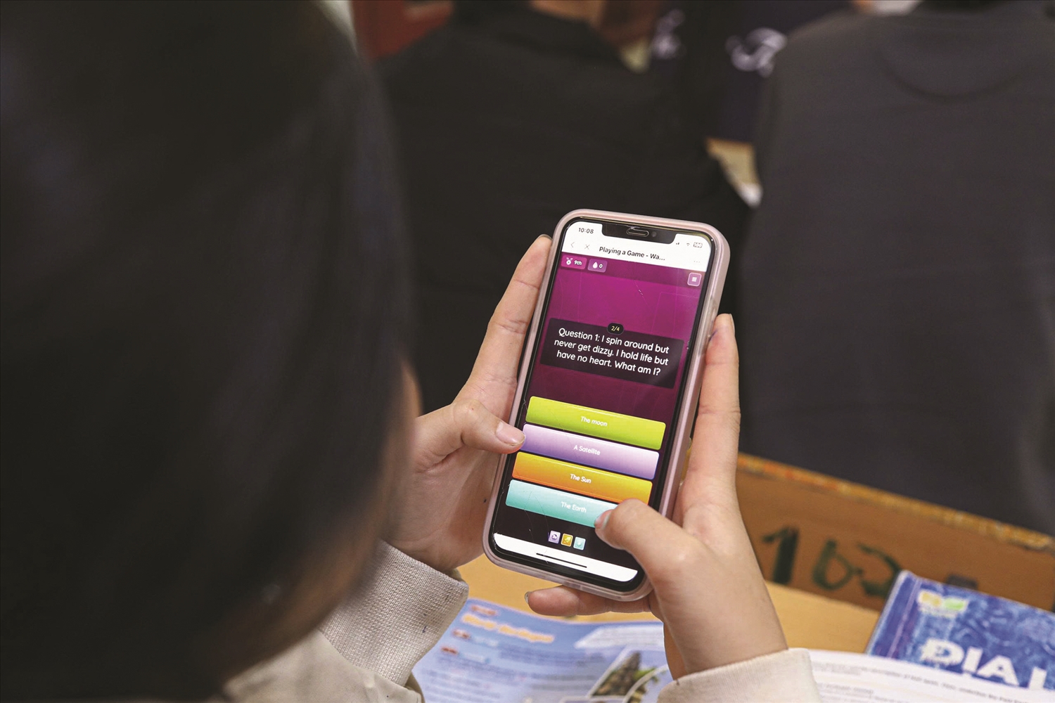 Học sinh tham gia thi trắc nghiệm online trên thiết bị điện thoại di động