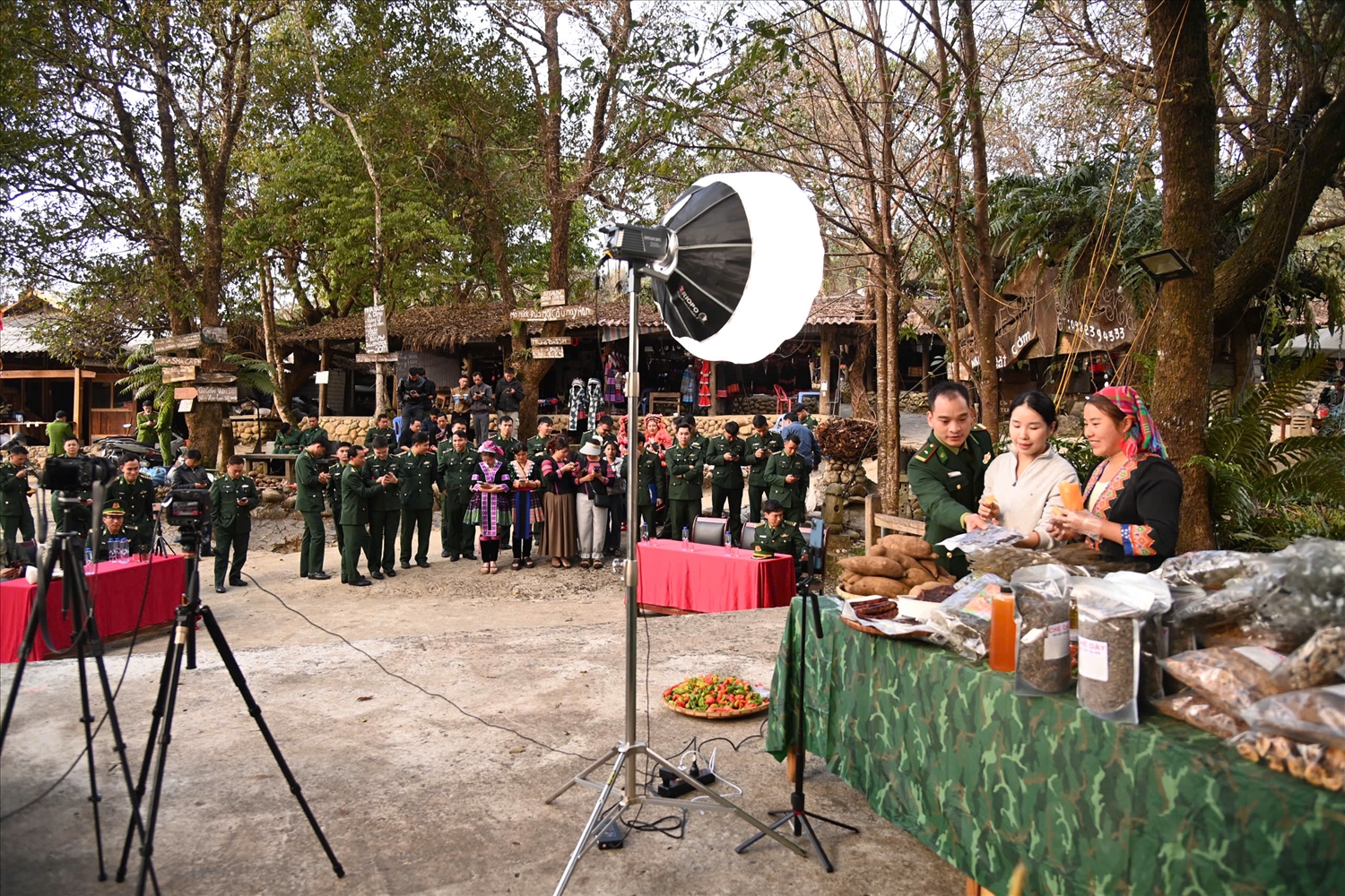BĐBP Lai Châu phối hợp các ngành, địa phương tổ chức nhiều lớp tập huấn về thương mại điện tử, trang bị kỹ năng bán hàng trực tuyến cho người dân.