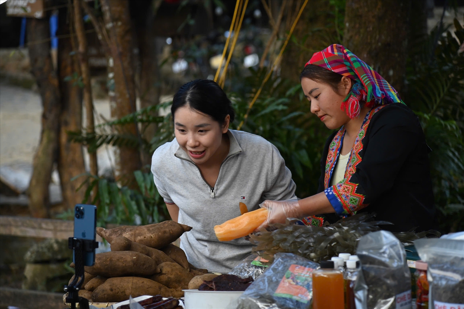 Từ những phiên livestream đầu tiên, một hướng đi mới đang dần hình thành, người dân chủ động tìm kiếm thị trường, xây dựng thương hiệu cho sản phẩm bản địa