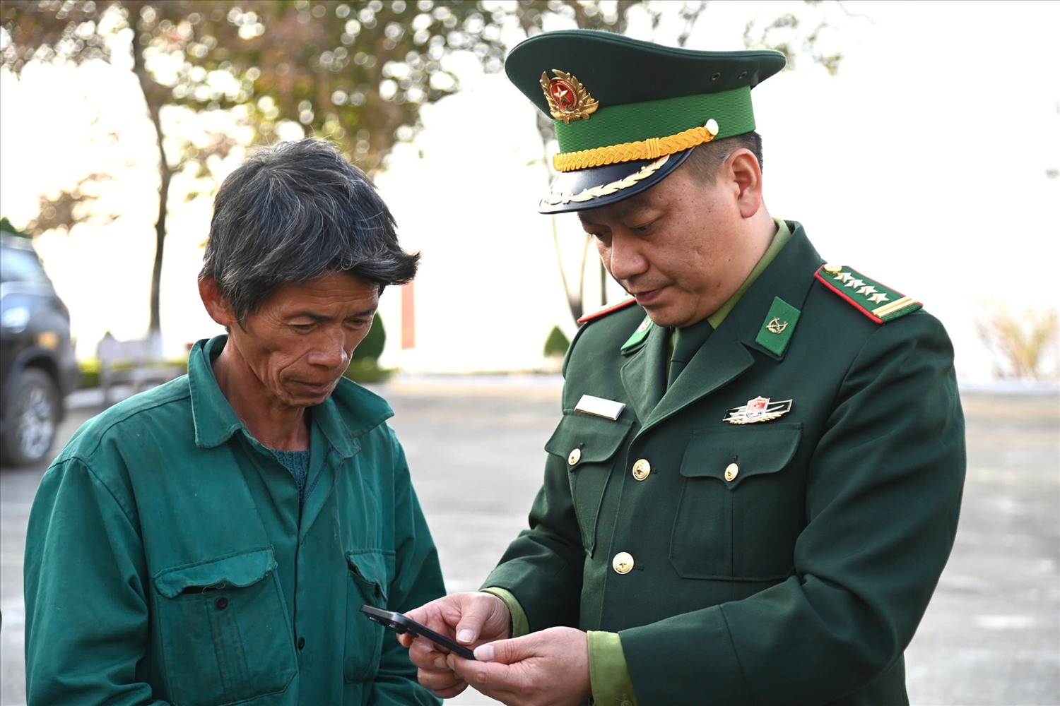 Cán bộ BĐBP Lai Châu hướng dẫn người dân ứng dụng chuyển đổi số trên điện thoại thông minh