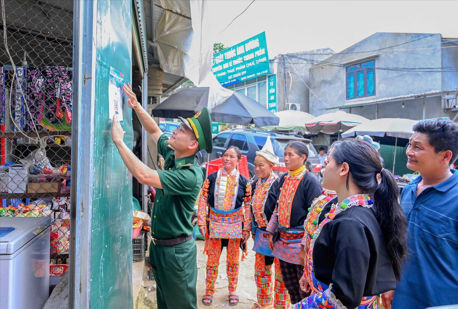 Những mã QR được đặt tại chợ phiên, nhà văn hóa, cửa hàng… đã trở nên quen thuộc và gần gũi với người dân