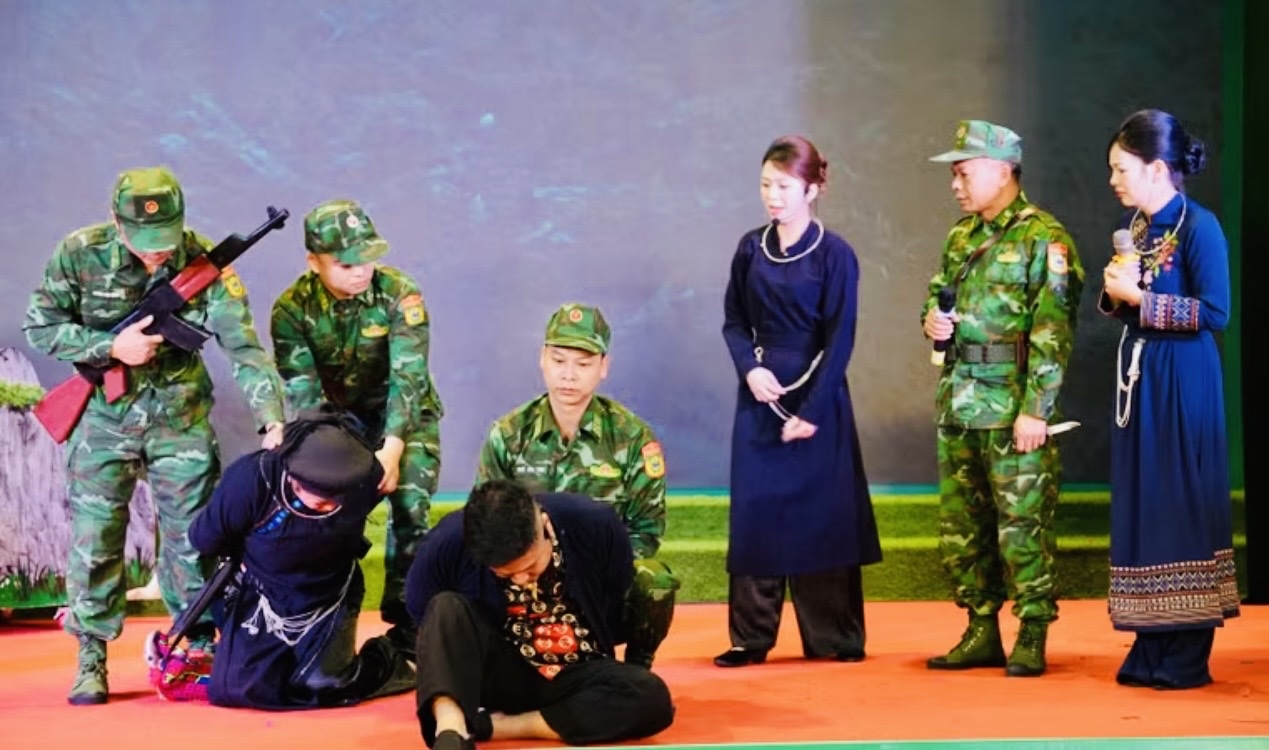 Tiểu phẩm kịch nói tiếng dân tộc Tày của Đội thi Bộ đội Biên phòng Lạng Sơn