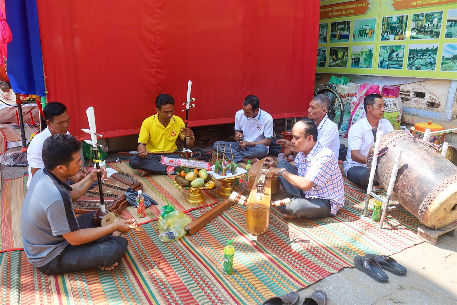 Trong suốt thời gian diễn ra lễ rước đại lịch, tiếng nhạc vang lên liên hồi, rộn rã, như thúc giục đồng bào Phật tử từ các phum sóc nối tiếp nhau tề tựu về chùa. Những gia đình không tham gia rước đại lịch tại chùa cũng có thể thực hiện nghi thức đón năm mới tại nhà.