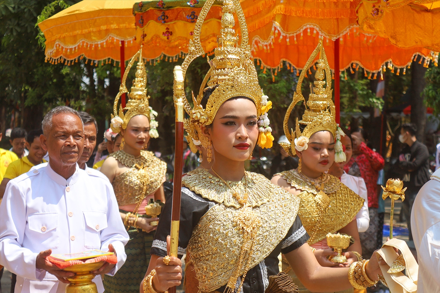 Theo quan niệm của đồng bào Khmer, trong thời khắc chuyển giao năm cũ và năm mới, vị Thiên nữ thứ ba của Đại Phạm Thiên, tên là Riakhayasa Têvy sẽ xuống cai quản trần gian trong năm, để bảo vệ sức khỏe, giúp đồng bào Khmer mùa màng bội thu, mưa thuận, gió hòa.