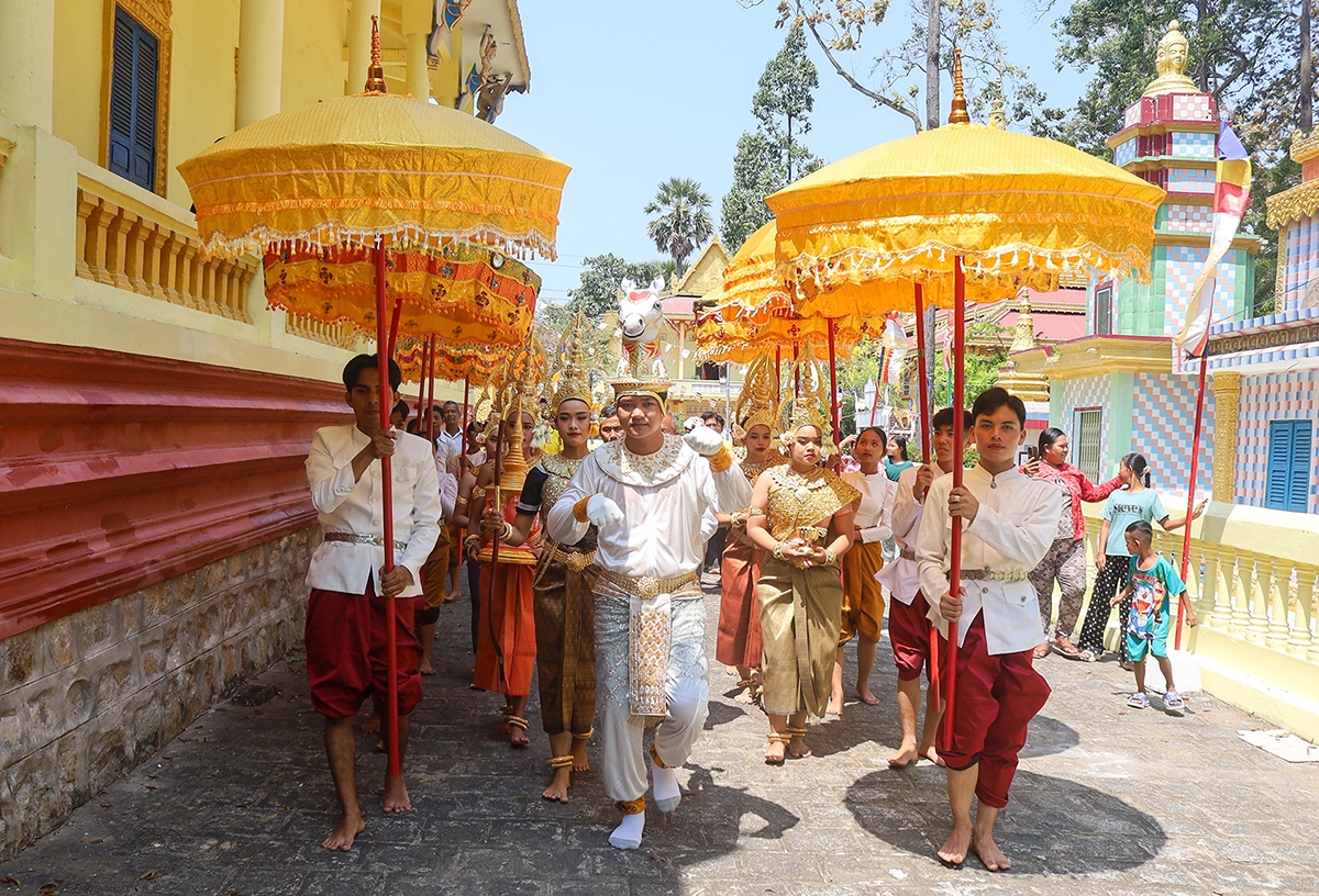 Để xác định thời khắc chuyển giao giữa năm cũ và năm mới, người Khmer có cách tính riêng. Theo cách tính này, thời khắc giao thừa của Tết cổ truyền Chôl Chnăm Thmây năm 2026 là 10 giờ 48 phút ngày 14/4. (Trong ảnh: Lễ rước đại lịch trong thời khắc giao thừa tại chùa Sóc Xoài, xã Mỹ Thuận, tỉnh An Giang)