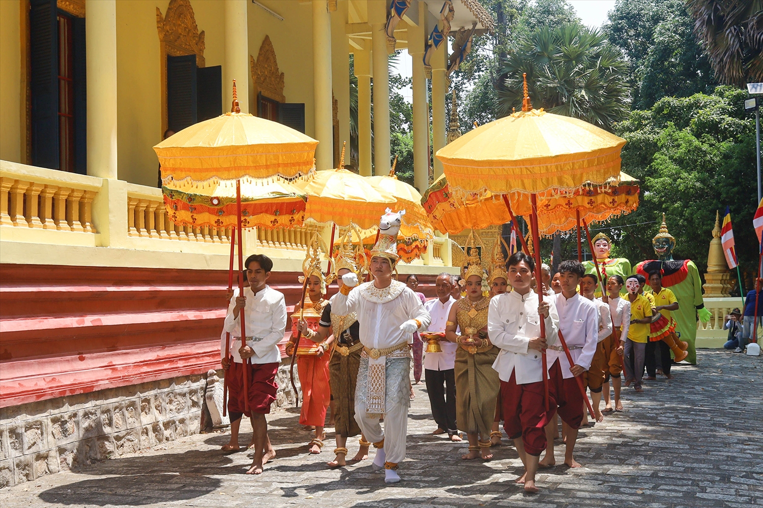 Lễ rước đại lịch của đồng bào Khmer Nam bộ có ý nghĩa tương tự lễ đón giao thừa trong Tết Nguyên đán của người Việt và nhiều dân tộc khác, nhằm tiễn đưa những điều xui xẻo trong năm cũ, gửi gắm ước vọng vào những điều mới mẻ, may mắn, tốt lành trong năm mới.