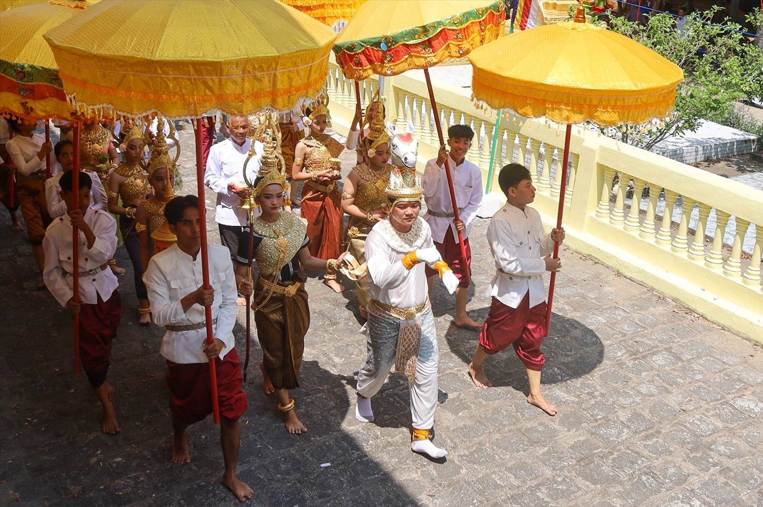 Thời khắc chuyển giao giữa năm cũ và năm mới, tiếng nhạc vang lên, lễ rước đại lịch diễn ra dưới sự hướng dẫn của Achar hoặc sư cả. Bà con Khmer tự xếp hàng, xuất phát từ hướng Đông, theo chiều kim đồng hồ, đi ba vòng quanh chánh điện, thể hiện sự cung kính đối với đức Phật và đón chư thiên năm mới.