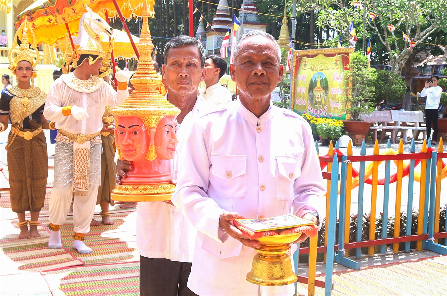 Khi đi đủ ba vòng, đoàn rước tiến vào chánh điện. Vị sư cả tiếp nhận quyển đại lịch, đặt lên bệ thờ, tụng kinh đón vị thần cai quản năm mới và tụng kinh cầu an.