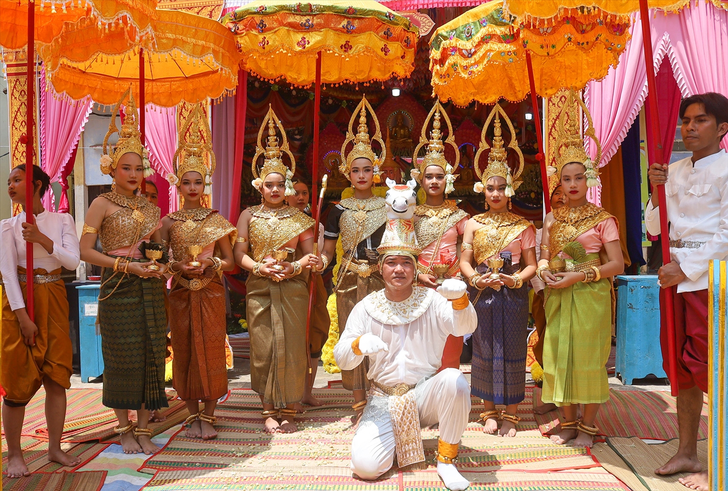  Tết Chôl Chnăm Thmây năm nay diễn ra từ ngày 14-16/4. Đây không chỉ là ngày Tết – đó là sợi dây gắn kết cộng đồng, là nhịp cầu gìn giữ và trao truyền bản sắc văn hóa Khmer, minh chứng sống động cho sức sống bền bỉ của một nền văn hóa nơi miền Tây Nam bộ