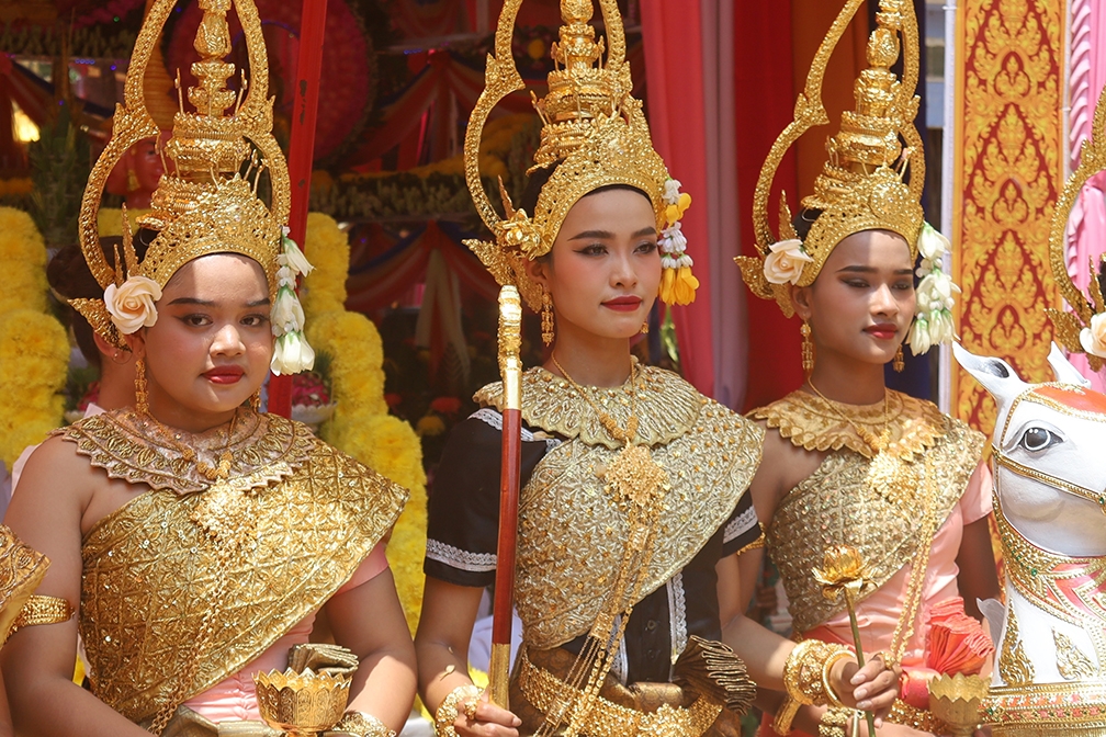 Theo các nhà nghiên cứu, nguồn gốc lễ rước đại lịch được lý giải bằng truyền thuyết liên quan đến câu chuyện chuyển giao tôn giáo từ Bà La Môn giáo sang Phật giáo, xoay quanh cuộc đấu trí giữa Đại Phạm Thiên và cậu bé thông minh Thom Ma Bal, một tiền kiếp của Đức Phật.