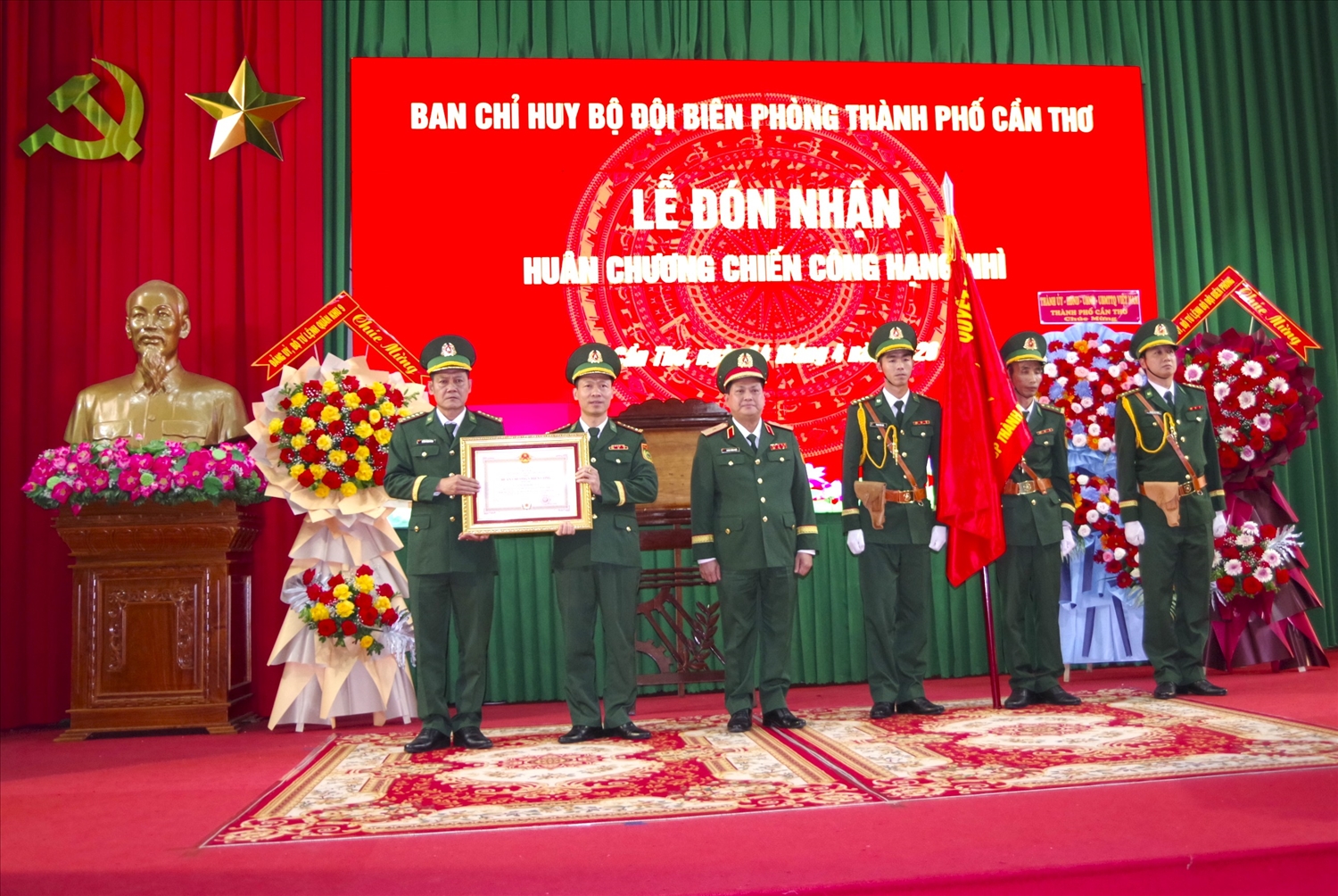 Thừa ủy quyền của Chủ tịch nước, Thiếu tướng Chiêm Thống Nhất, Ủy viên Ban Chấp hành Trung ương Đảng, Phó Tư lệnh, Tham mưu trưởng Bộ Tư lệnh Quân khu 9 trao Huân chương Chiến công hạng Nhì cho Bộ đội Biên phòng thành phố Cần Thơ. Ảnh: Lê Khoa