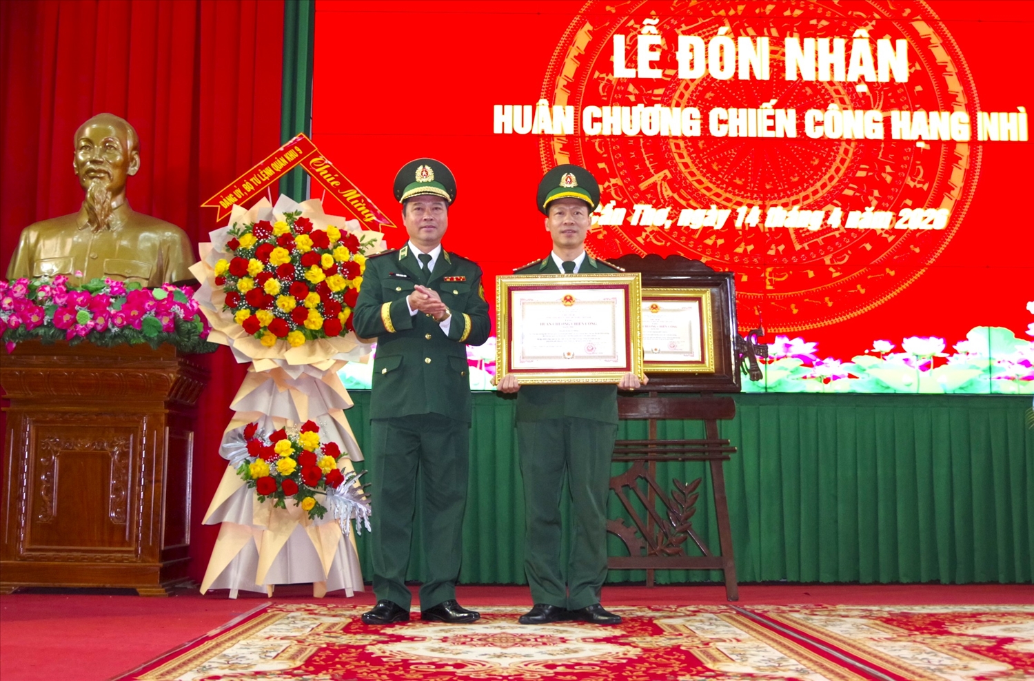 Thừa ủy quyền của Chủ tịch nước, Thiếu tướng Trần Ngọc Hữu, Phó Tư lệnh Bộ đội Biên phòng trao Huân chương Chiến công hạng Nhì cho Đại tá Phạm Lê Xuân Bình, Chỉ huy trưởng Bộ đội Biên phòng thành phố Cần Thơ. Ảnh: Lê Khoa