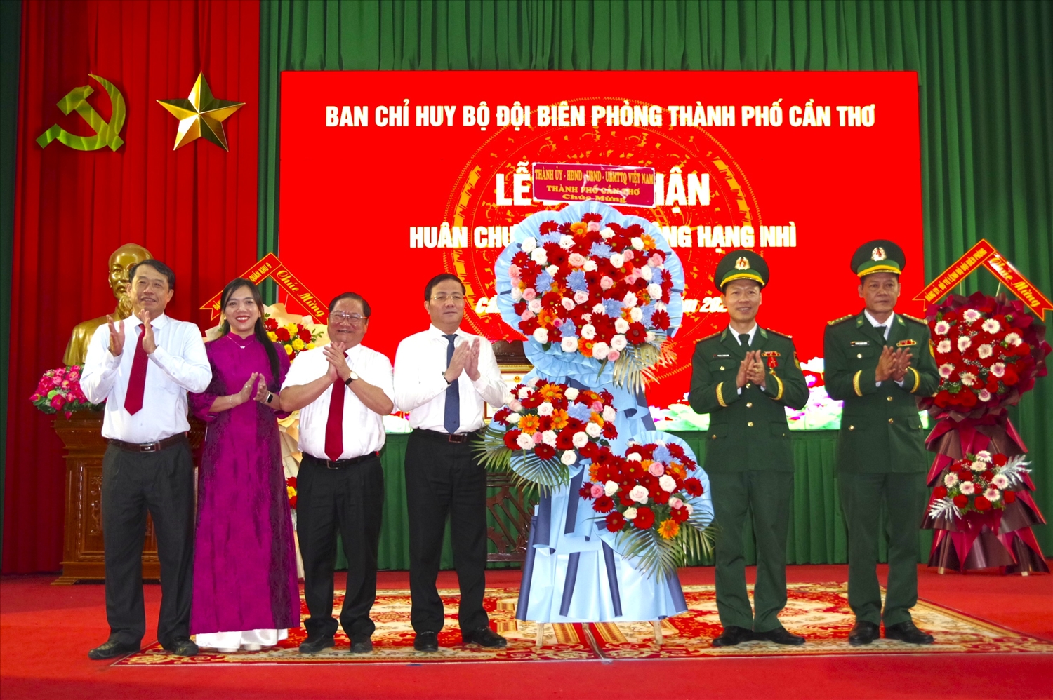 Lãnh đạo Thành ủy, Hội đồng Nhân dân, Ủy ban Nhân dân thành phố Cần Thơ tặng hoa chúc mừng Bộ đội Biên phòng thành phố Cần Thơ. Ảnh: Lê Khoa