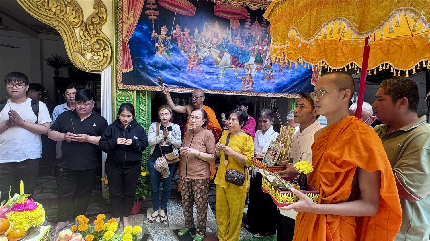 Bà con phật tử Khmer tập trung đến chùa đón giao thừa, cầu nguyện một năm mới bình an