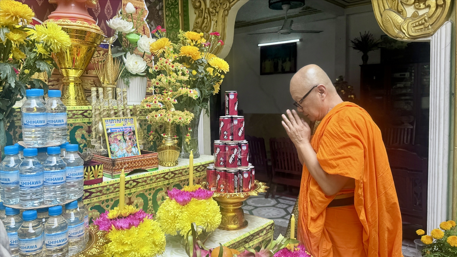 Hòa thượng Lý Hùng, Trụ trì chùa Pitu Khosa Rangsay thực hiện nghi thức đón giao thừa vào lúc 10h48p ngày 14.4.2026