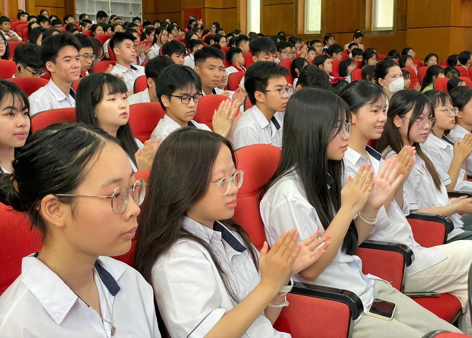 Đông đảo học sinh tham dự Lễ phát động Cuộc thi Đại sứ Văn hóa đọc năm 2026 tại Thanh Hóa, thể hiện sự hưởng ứng tích cực đối với phong trào phát triển văn hóa đọc.