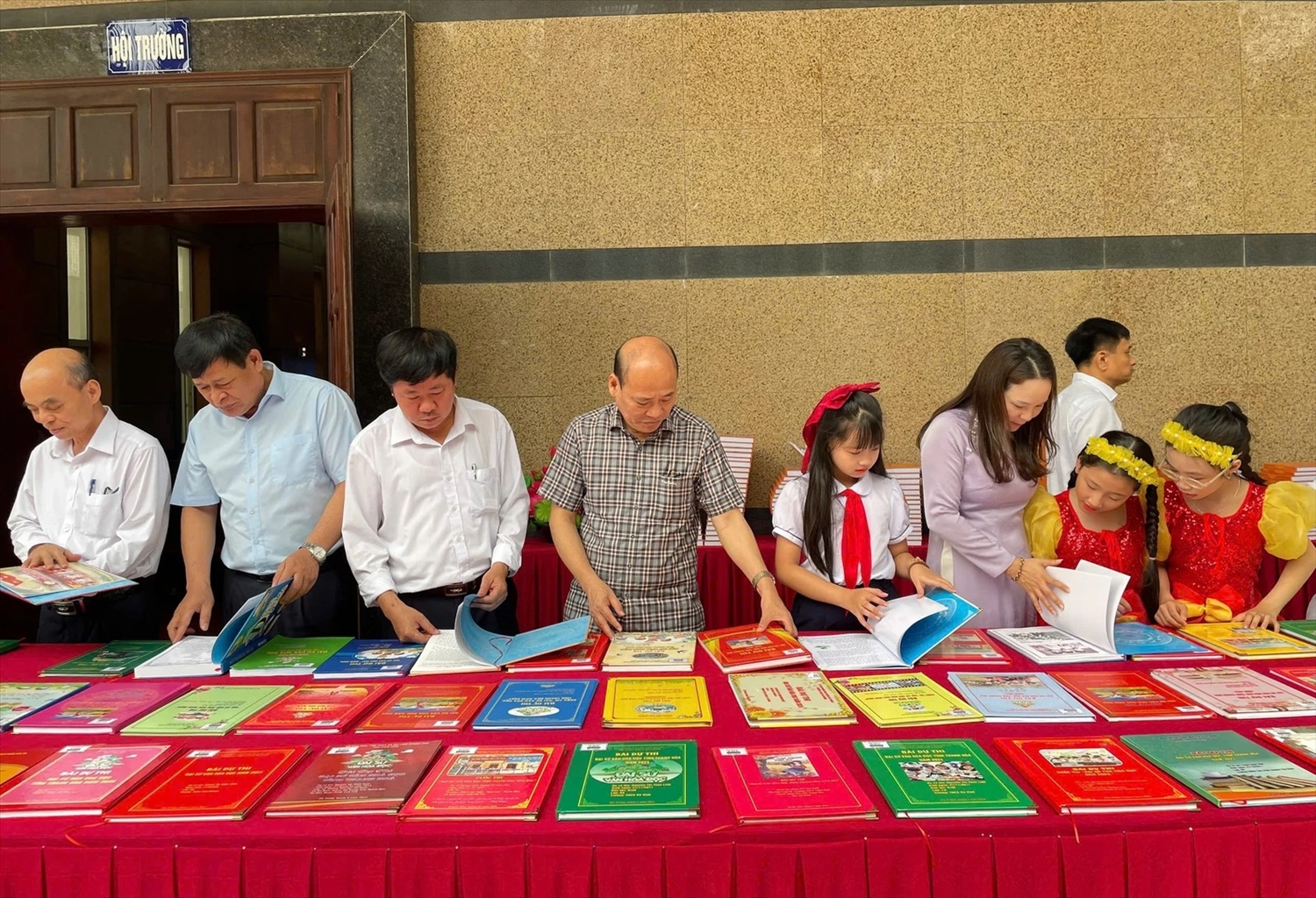 Các đại biểu và học sinh tham quan, tìm hiểu sách tại không gian trưng bày, hưởng ứng Lễ phát động Cuộc thi Đại sứ Văn hóa đọc năm 2026 tại Thanh Hóa.