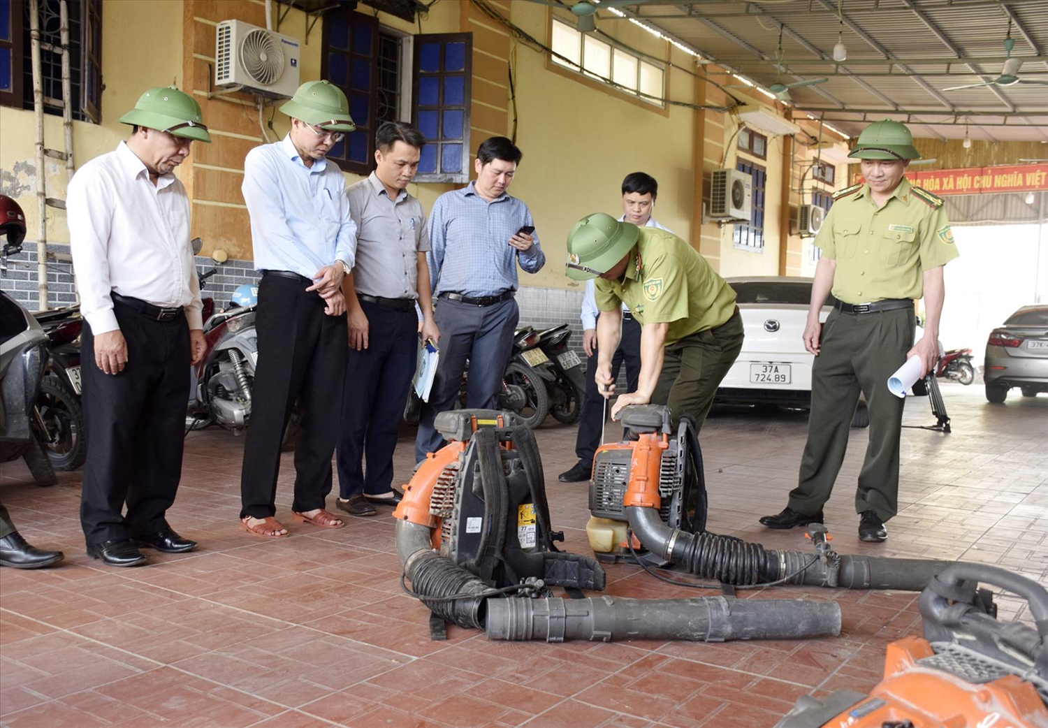 Kiểm tra phương tiện chữa cháy rừng tại xã An Châu - Ảnh: T.H