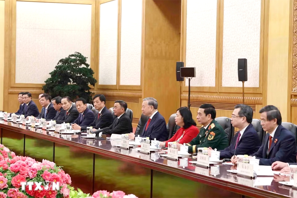 Tổng Bí thư, Chủ tịch nước Tô Lâm và thành viên Đoàn cấp cao Việt Nam tại cuộc hội đàm với Tổng Bí thư, Chủ tịch nước Trung Quốc Tập Cận Bình và Đoàn cấp cao Trung Quốc - Ảnh: TTXVN