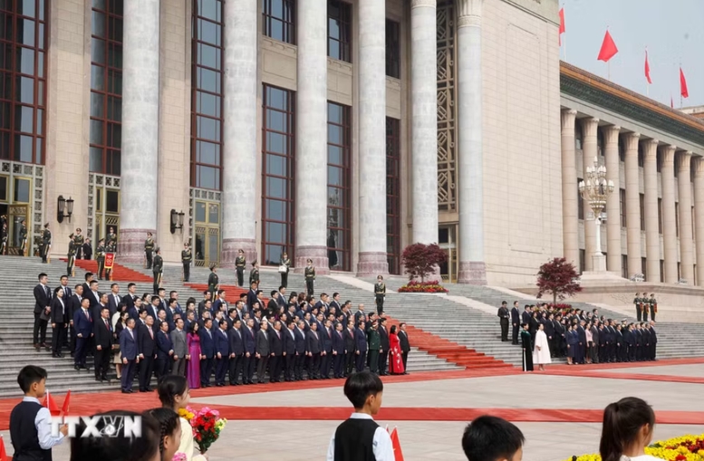 Đoàn đại biểu cấp cao hai nước tham dự Lễ đón - Ảnh: TTXVN