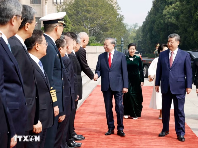 Tổng Bí thư, Chủ tịch nước Tô Lâm với thành viên chính thức Đoàn Trung Quốc tại Lễ đón - Ảnh: TTXVN