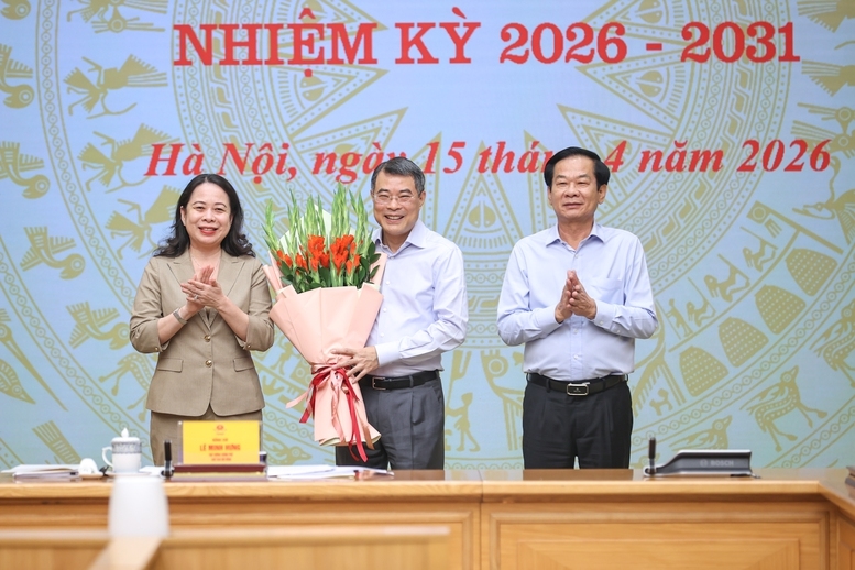 Phó Chủ tịch nước, Phó Chủ tịch Thứ nhất Hội đồng Thi đua-Khen thưởng Trung ương Võ Thị Ánh Xuân và Bộ trưởng Bộ Nội vụ, Phó Chủ tịch Thường trực Hội đồng Đỗ Thanh Bình tặng hoa chúc mừng Thủ tướng Lê Minh Hưng, Chủ tịch Hội đồng Thi đua-Khen thưởng Trung ương - Ảnh: VGP/Nhật Bắc