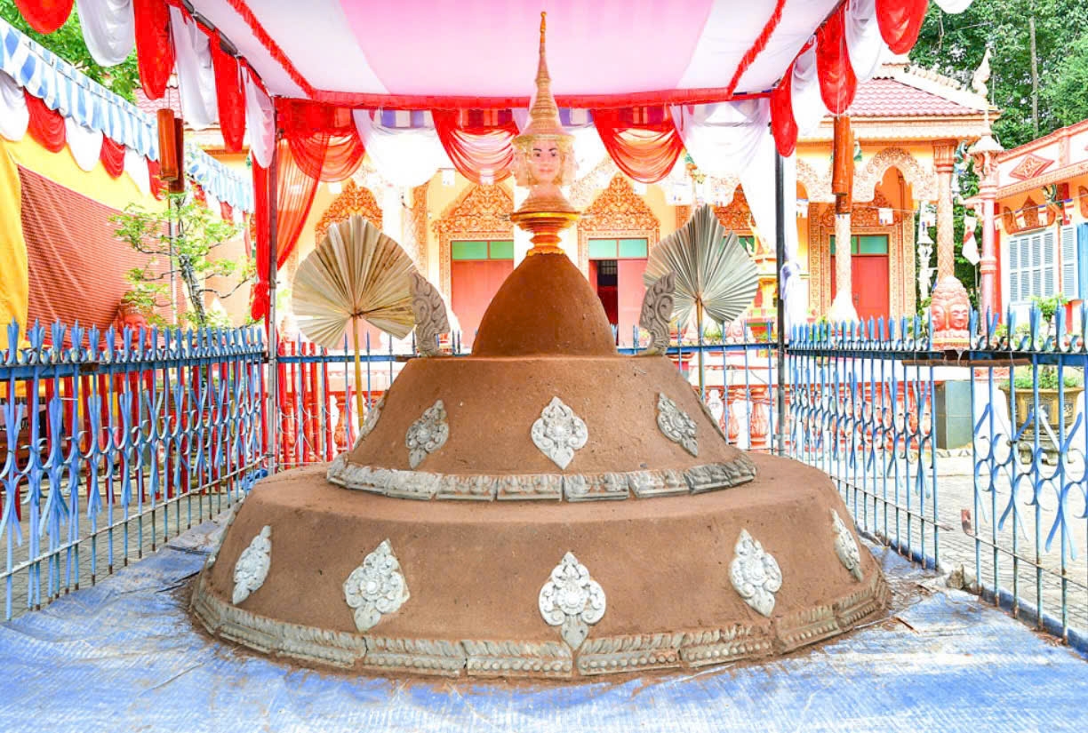 Kích thướt và hình dáng của núi cát sẽ tuỳ thuộc vào ước nguyện của phật tử . Ảnh: Bá Thi