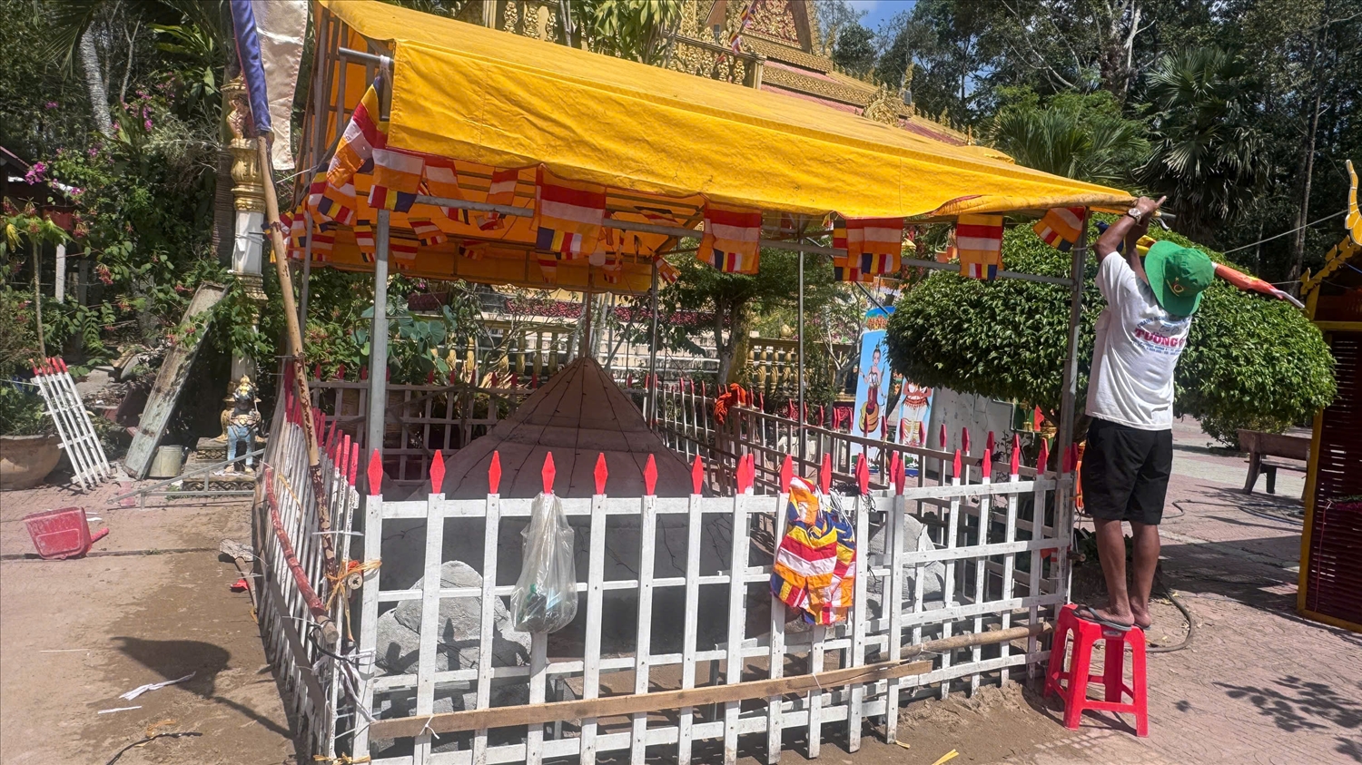 Đồng bào Khmer tự mang cát đến để đắp núi trong khuôn viên chùa 