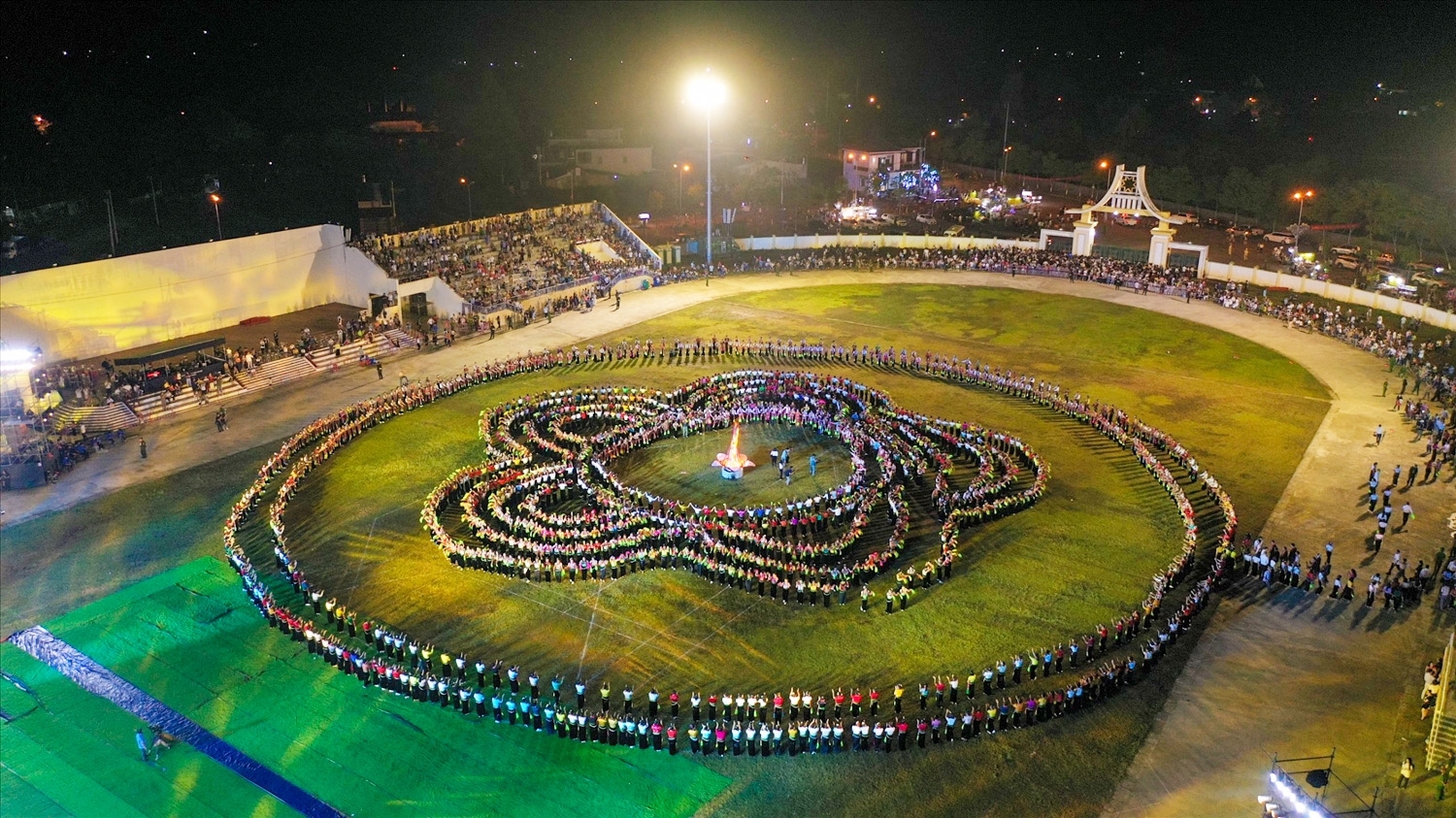  Xòe Thái sức sống mãnh liệt và sức mạnh đoàn kết của cộng đồng các dân tộc Tây Bắc. (Ảnh St)