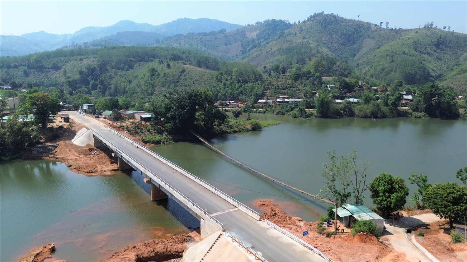 Cây cầu bắt qua sông Đăk Pxi được đầu tư từ nguồn vốn Chương trình MTQG 1719 tạo điều kiện thuận lợi cho đồng bào DTTS đi lại và làm thay đổi diện mạo xã Đăk Pxi 