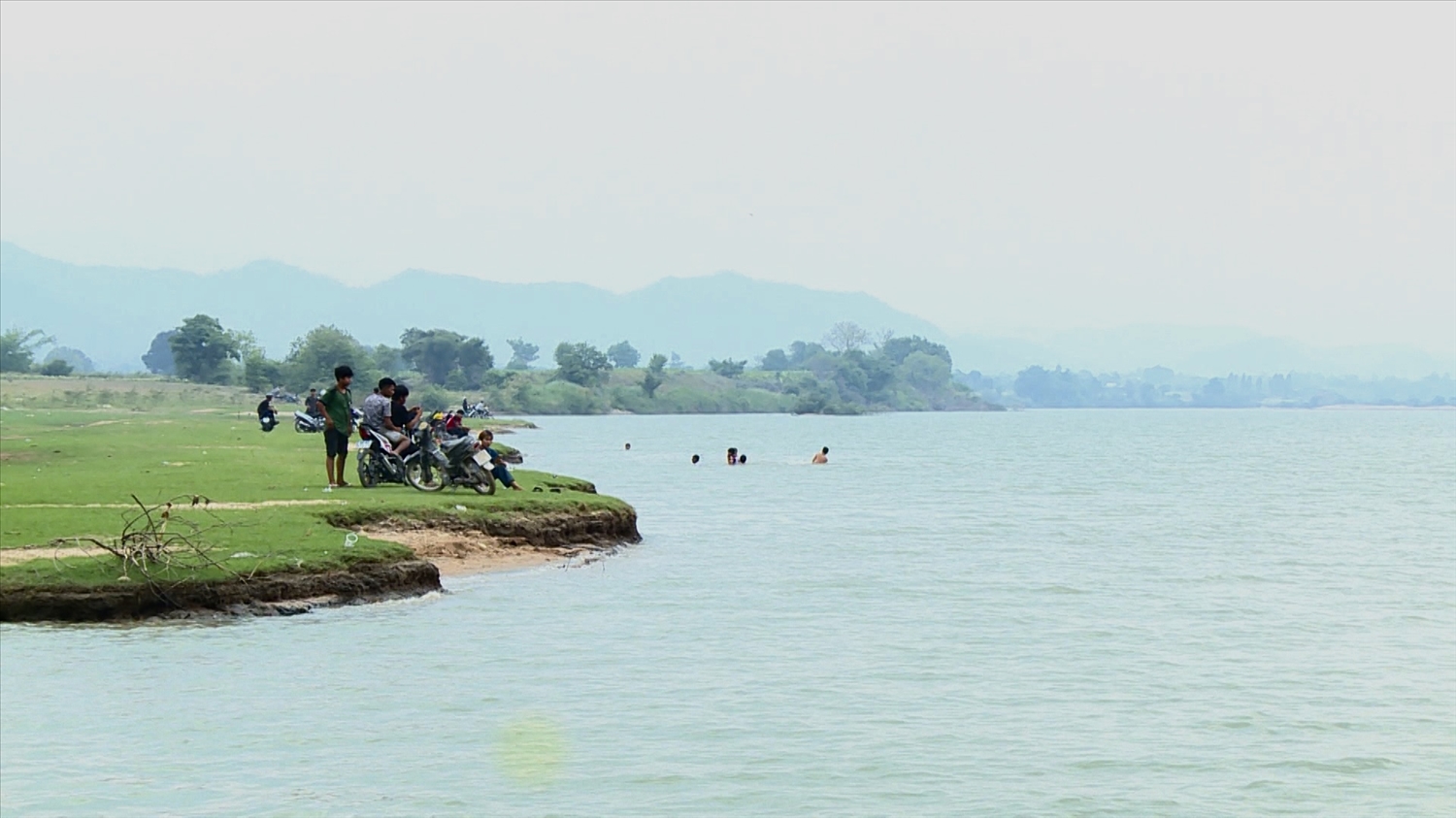 Phần lớn các vụ đuối nước ở trẻ em đều bắt nguồn từ sự chủ quan, thiếu kỹ năng bơi lội và đặc biệt là thiếu sự giám sát của người lớn