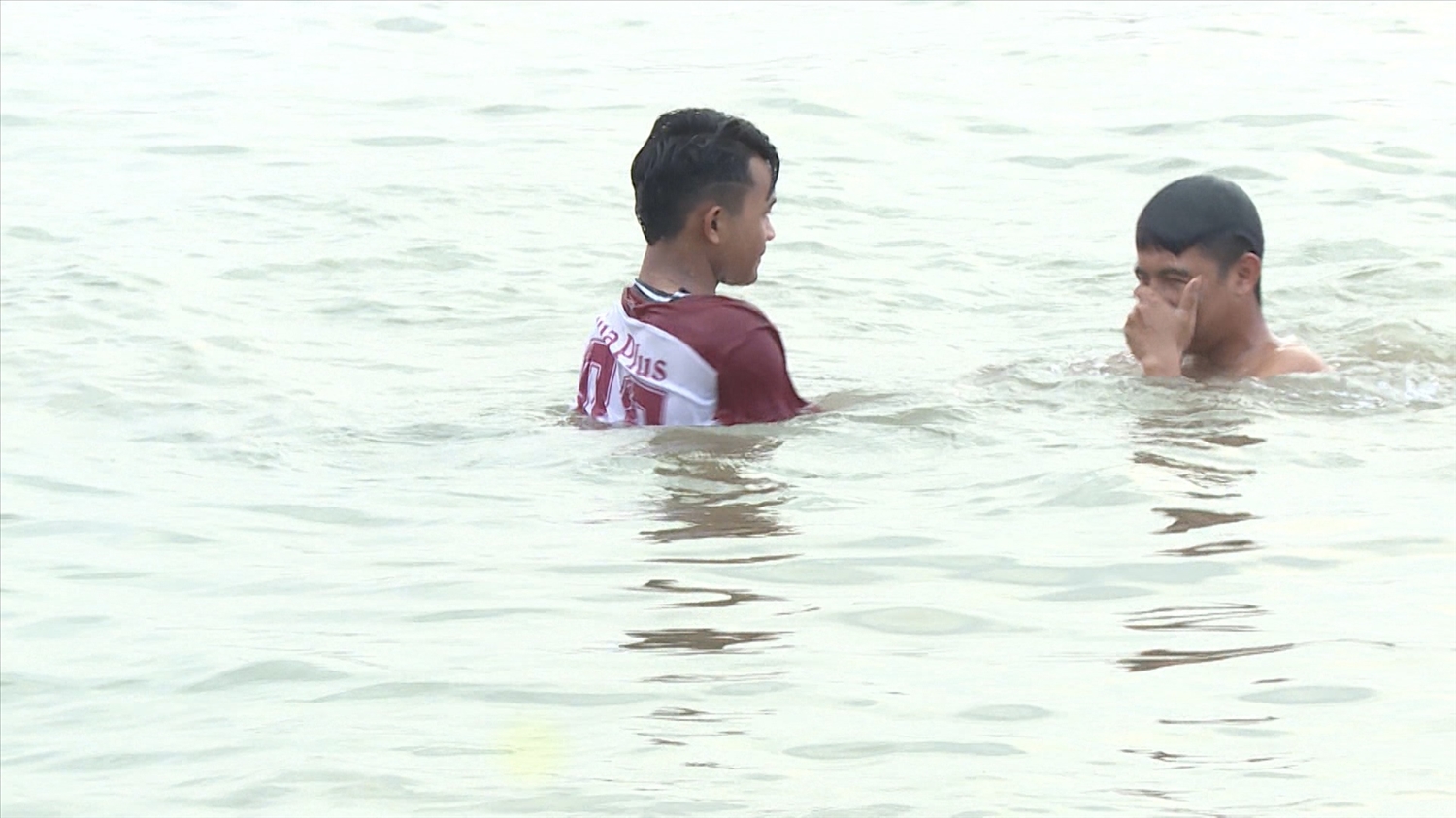 Tắm dưới sông, hồ, ao... luôn tiềm ẩn rất nhiều nguy hiểm