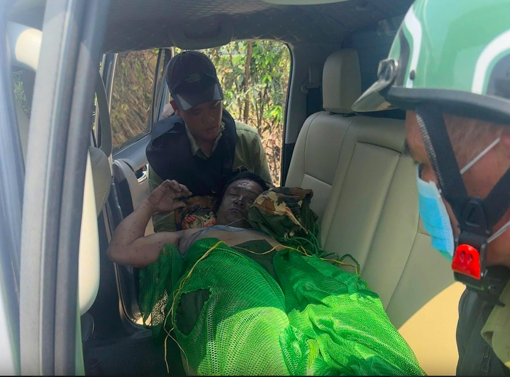 Một nạn nhân bị ong đốt được người dân hỗ trợ đưa đi cấp cứu. (Ảnh người dân cung cấp)