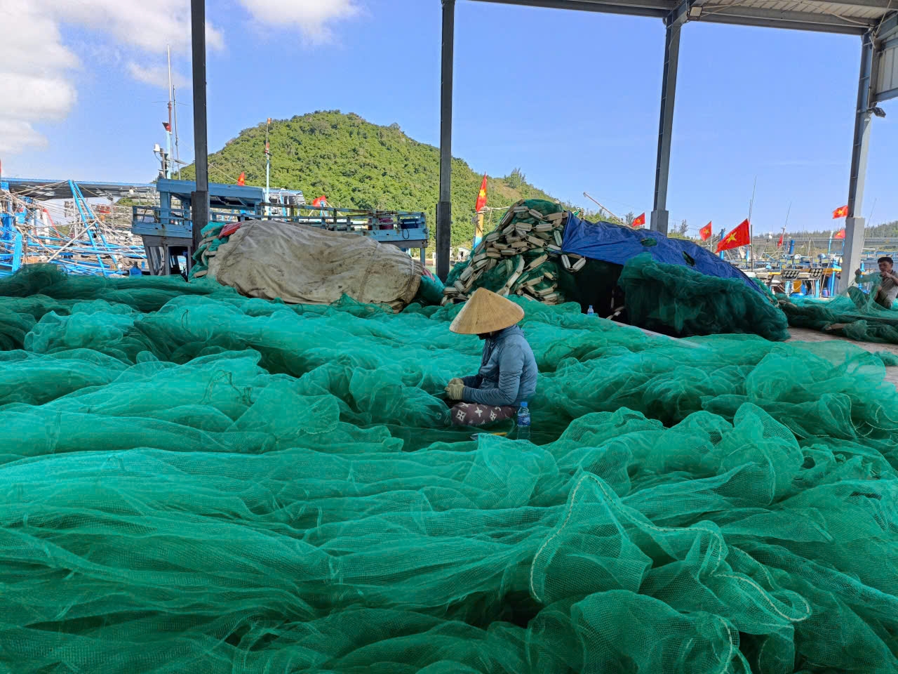 Cùng với việc siết chặt quản lý, các cơ quan liên quan chuyển từ tư duy “kiểm soát” sang “đồng hành”, tập trung hỗ trợ chuyển đổi nghề cho ngư dân. (Ảnh: T.N)