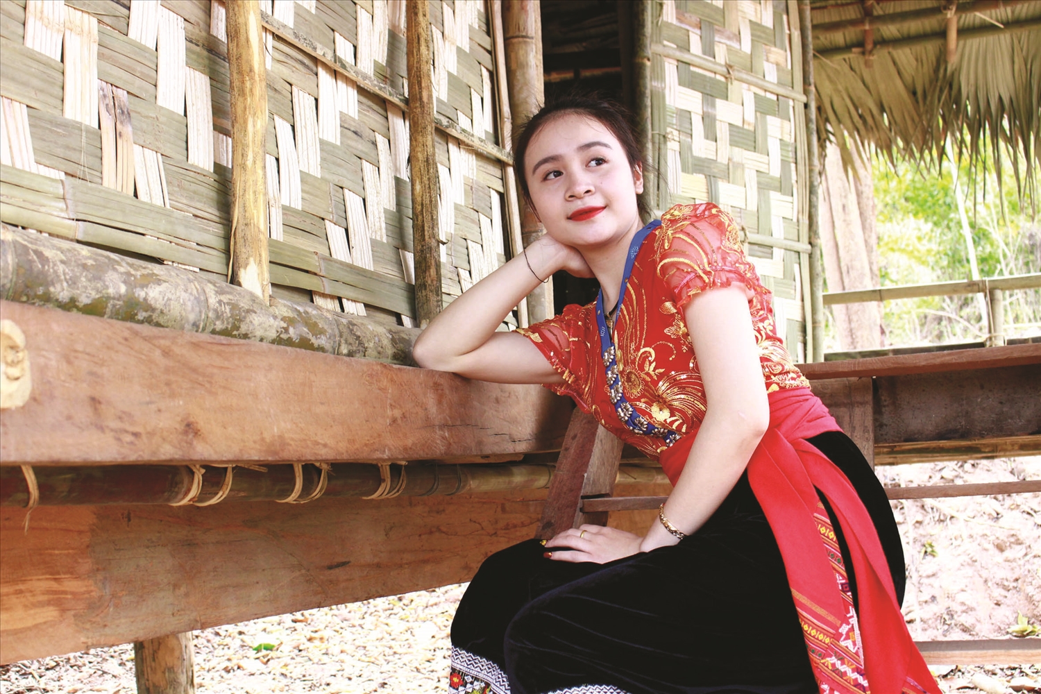 Thiếu nữ Thái lớn lên từ bậc thang nhà sàn. Ảnh TL