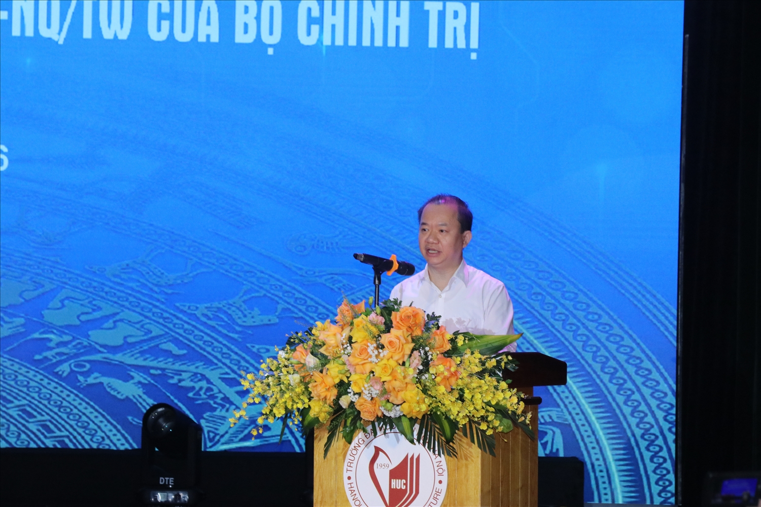 PGS.TS Bùi Hoài Sơn – Ủy viên Thường trực Ủy ban Văn hóa, Giáo dục của Quốc hội phát biểu tham luận