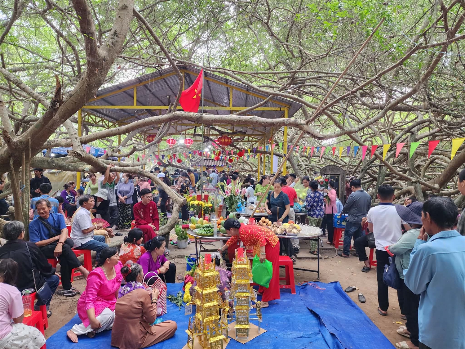 Hàng nghìn người dân và du khách đổ về Khu di tích lịch sử Giàn Gừa trong ngày vía Bà Thượng Động Cố Hỉ để dâng hương, chiêm bái và thưởng thức múa bóng rỗi – loại hình diễn xướng dân gian đặc sắc, mang đậm sắc màu văn hóa tâm linh Nam Bộ.