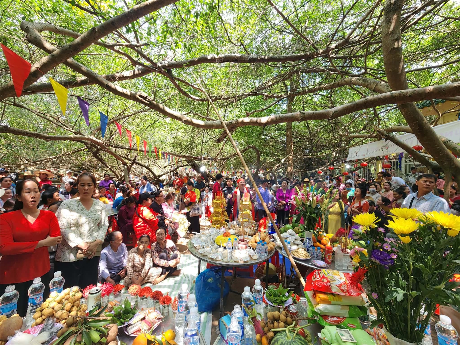 Từ 8h, khu di tích này tấp nập người đến dâng hương, chiêm bái. Dưới tán gừa mát mẻ, ban tổ chức lễ hội bố trí khoảng 10 bộ bàn ghế để du khách nghỉ ngơi trong lúc chờ đến giờ làm lễ.