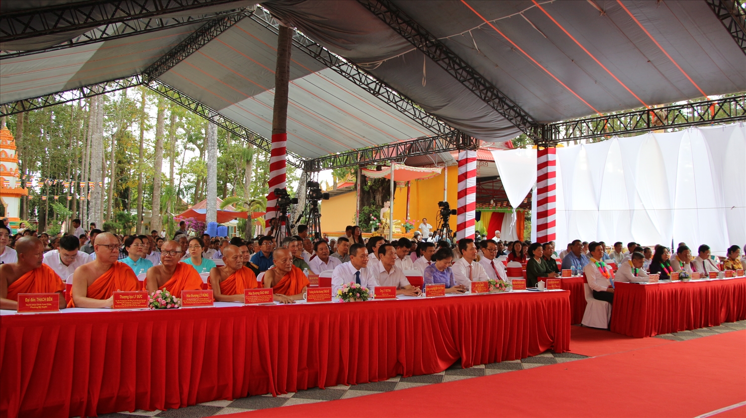 Các đại biểu tham dự buổi lễ