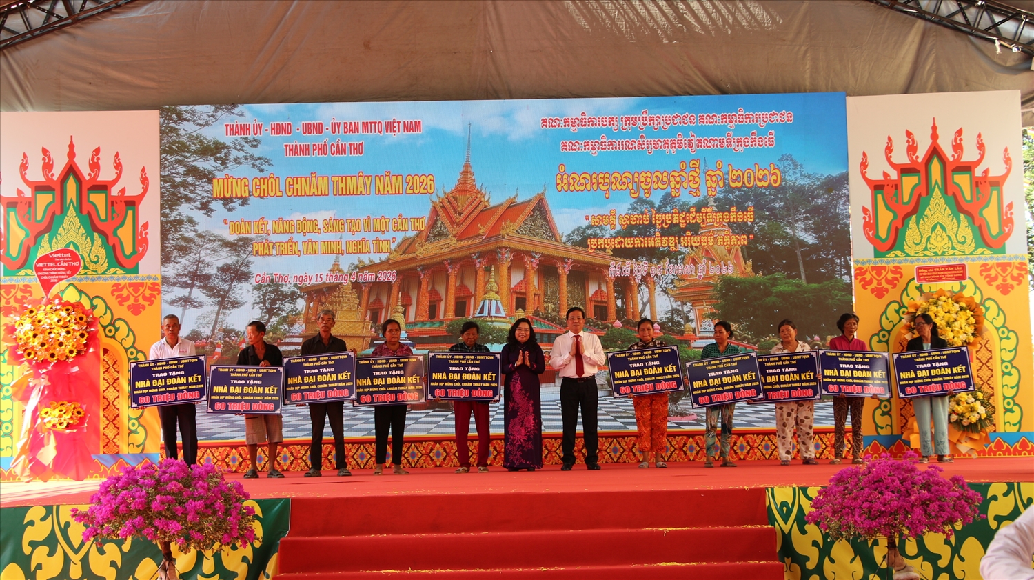 Lãnh đạo TP. Cần Thơ trao bảng tượng trưng hỗ trợ 10 căn nhà Đại đoàn kết cho hộ Khmer khó khăn về nhà ở