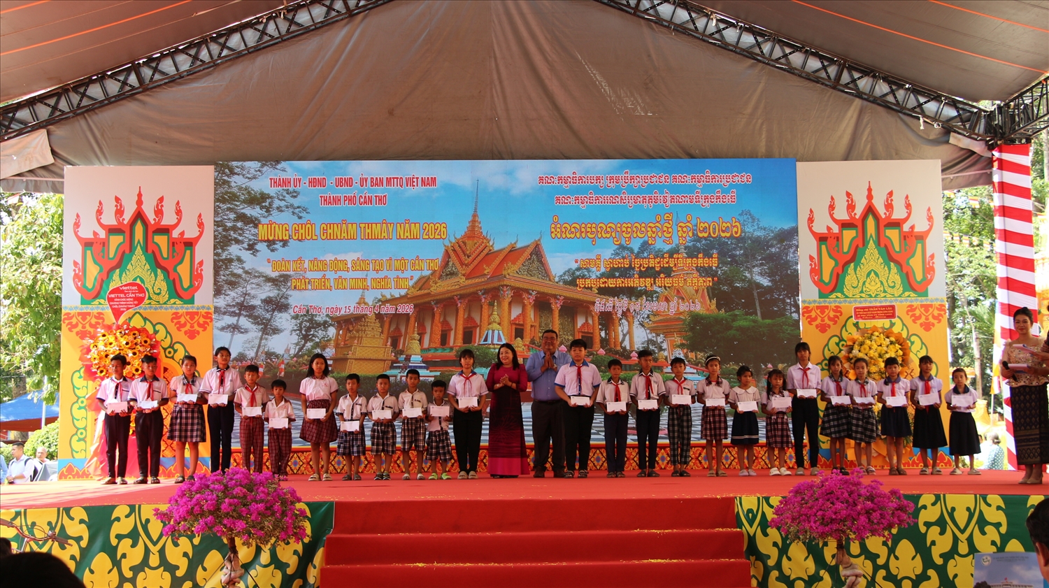 Lãnh đạo TP. Cần Thơ tặng quà đến các gia đình chính sách, hộ nghèo