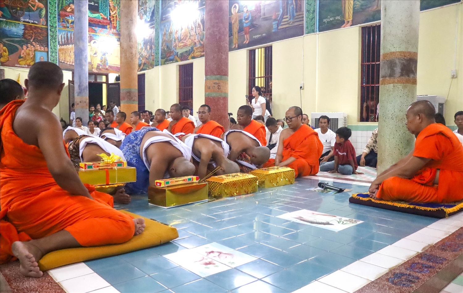 Lễ xuất gia mang tính cộng đồng cao, được tổ chức cho nhiều người cùng lúc 